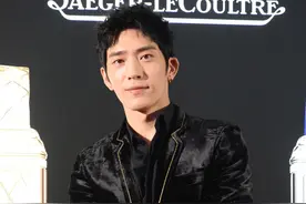 井柏然的丝绒西装穿搭，帅气又有型图片