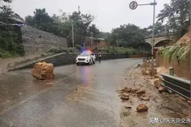 「天天说交通」连日降雨引发山体落石 交警快速清理确保平安图片