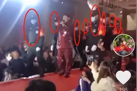 大衣哥朴实形象翻车？参加婚礼8名保安护驾包围，兴师动众引不满图片