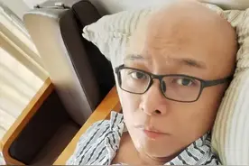 “非诚勿扰”主持人孟非身着病号服自拍，卧病在床脸型消瘦不少图片