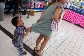 “推你一下怎么了？”8岁男孩超市猛推孕妇，宝爸的回击大快人心图片