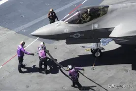 美军航母靠岸补给时，士兵怎么解压？男兵和女兵解压方式大不同图片
