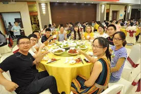 儿子高考420分上三本，父亲摆40桌办庆功宴，亲友吐槽：敛财宴图片