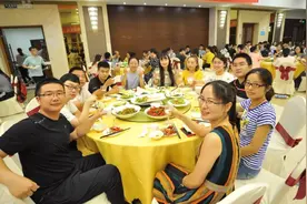 儿子高考420分上三本，父亲摆40桌办庆功宴，亲友吐槽：敛财宴图片