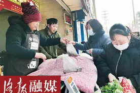 洛阳这里有个“烤红薯大王”，每天工作16个小时，日卖上千斤图片