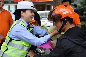 电动车加装后尾箱被罚，车主不服反问交警：头盔没了你赔我？图片