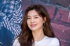 李先彬、车太贤出席发布会，李先彬一袭白裙对镜甜笑，气质太可了图片