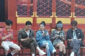 杨幂录新综艺被拍，工装服造型酷飒十足，无美颜下的腿围让人看愣图片