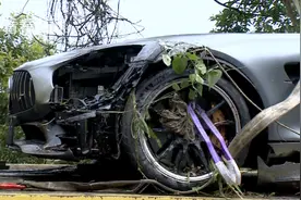 赔惨了！男子试驾1000多万超跑 结果车失控冲进山沟图片