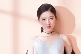 甜美少女赵露思，身穿露脐装秀出性感小蛮腰图片