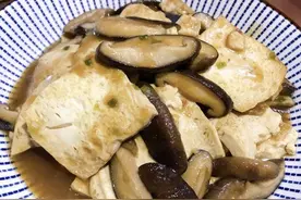 教你营养好吃的蘑菇烧豆腐，家常美味超下饭，挑食的孩子都吃撑了图片