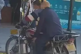 广西一老人打摩的猝死后座 司机为证清白一直背着等警察视频封面
