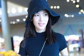 金晨太会炫腹，黑色露脐装搭配牛仔裤利落大气，牛奶肌更抢眼图片