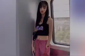 地铁偶遇漂亮女神图片