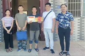 悬挂“光荣牌”光荣送给最可爱的人图片