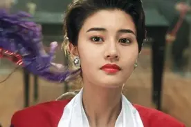 李嘉欣穿“透明装”带儿逛街，亲情“越界”惹争议，儿大需避母图片