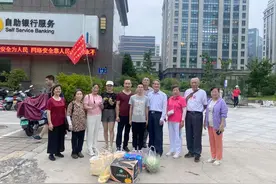 江西老年团被困郑州：几个老同志淌水求助，听说县委书记关心，我们唱歌又流泪图片