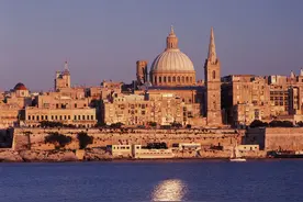 疯狂刺激的豪车比赛，丰富多彩的中世纪节，寂静之城的沉醉之旅图片