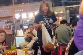哭笑不得！成都一男子过生日，朋友送来一份大礼，网友直呼实在人图片