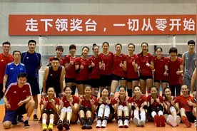 中国女排迎坏消息，80后两老将缺席全家福拍摄，提前离队养伤？图片