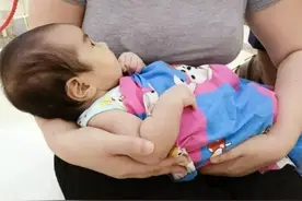 为何母乳喂养时，宝宝经常“吃一会、睡一会”？其中一点很有爱图片