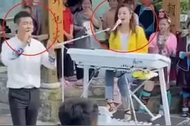 玖月奇迹王小玮同框新男主唱，穿淡黄外套好清秀，撩起刘海美到爆图片