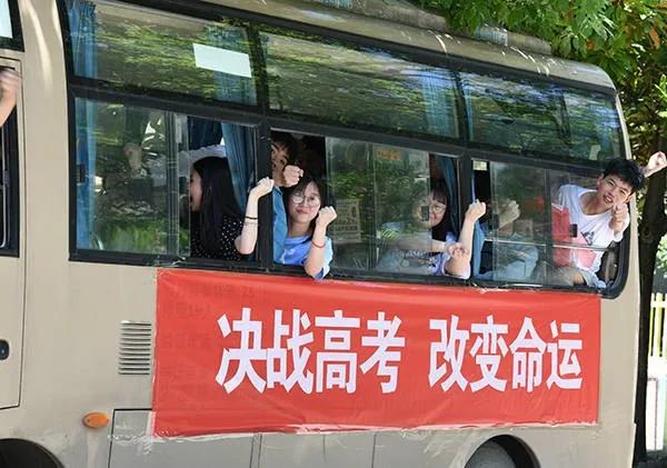 一周热闻|法国总统遭掌掴、美国总统开始任内首次外访、比特币首成法定货币……