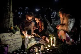 英国麻烦了，一名年轻女性被警察残忍杀害，一群女性走上了街头图片