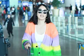 太过分啦！钟丽缇这么窄的裤子都穿得下，“上宽下紧”搭配真耐看图片