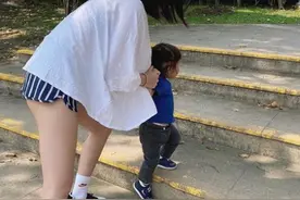 被老公视角出卖！女星上楼梯一弯腰「屁股蛋露出」超辣图片