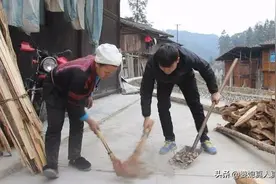 穷小伙救孕妇，弄丢了给母亲治病的十万元，三天后，惊喜来了图片