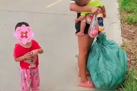 24岁妈妈带俩娃烈日下捡垃圾，网友感慨：女人嫁错人太悲哀图片