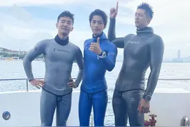 陈学冬教黄景瑜盛一伦潜水，三人同框比耶合影图片