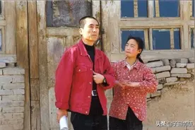 因外貌被张艺谋劝退娱乐圈，却从村姑逆袭成导演，今在美国怎样了图片