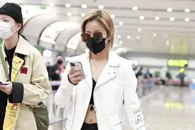 王菊真敢穿，皮衣敞开穿露出肚皮，五分裤勒得紧绷绷小腿肚太抢镜图片