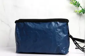 男生们必GET的百搭包包就是斜挎包！小米有品这款斜挎包了解下图片