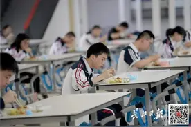 早安武汉｜探访武汉高三学子就餐：食堂变“考场”，餐桌标名字、吃饭不交谈图片