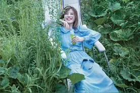 赵薇最新杂志封面曝光，返璞归真展现灵动气质，眼神温柔撩人图片