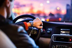 晚上开车，老司机常说的“走灰不走白，见黑停下来”是什么意思？图片