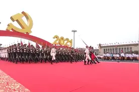 这就是中国排面！迎风40秒不眨眼的国旗护卫队图片