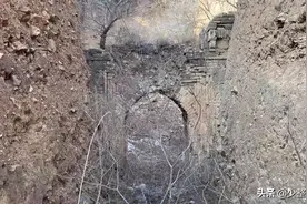 寻找阜新县大山深处的千年古墓，野草丛生，一片荒凉图片