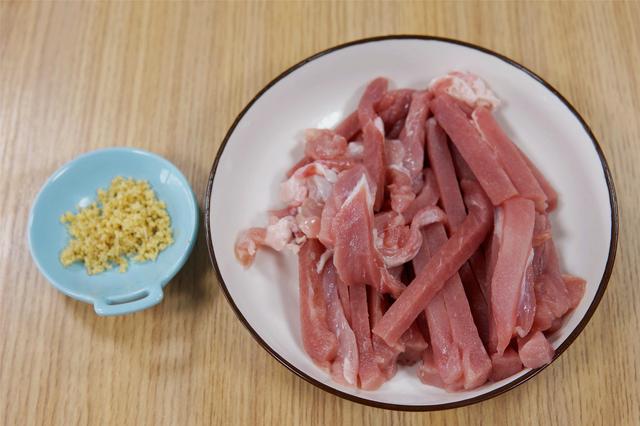 炸小酥肉时，挂糊用淀粉还是面粉，老弄错，难怪在家做的不好吃