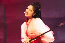 33岁赵奕欢饰演紫霞仙子，古装打扮别有一番味道，小蛮腰好惹眼图片