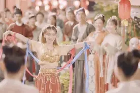 央视审美大变！维妮娜混血脸比央视脸还美，穿礼服亮相彻底大火图片