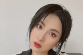 任正非小女儿开通微博，放弃苹果用上自家的华为，网友称赞图片