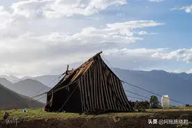 拉萨天堂草原，落日余晖下的经幡随风舞动图片