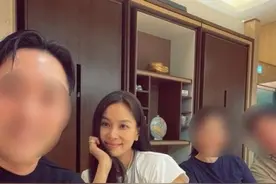 高小英分享贵妇聚会照 衣品受网友夸赞：张东健背后的女人不一般图片