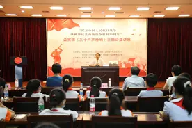 弘扬抗战精神，传承红色文化《三十六声枪响》主题公益讲座郑州购书中心开讲图片
