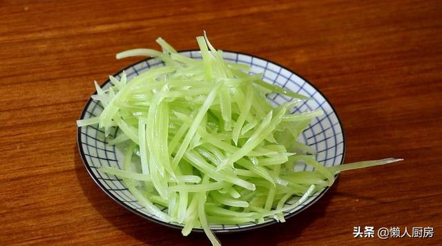 这是清洗鳝鱼黏液的小窍门，教你黄鳝好吃又下饭的做法，肉嫩味美