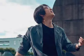 缝纫机乐队大吉他落成，大鹏与二手玫瑰同台庆祝，可惜他看不到了图片